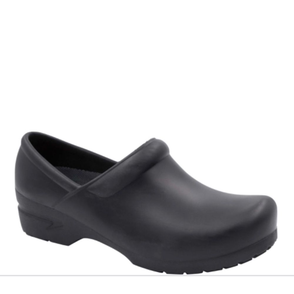 Nurse clogs